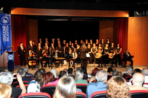 skdar Halk Eitimi Merkezi Trk Mzii Topluluu Altunizade Kltr Merkezi'nde yl sonu konseri verdi.