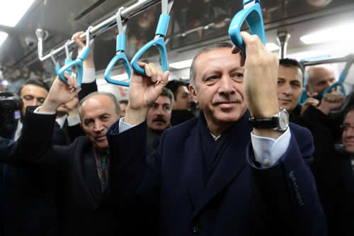 Babakan Recep Tayyip Erdoan, ala skdar istasyonundan Marmaray'a binerek gitti.