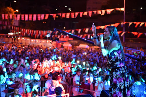 Ktibim Festivali kapsamnda skdar Harem'de binlerce kiiye konser veren Demet Akaln vatandalar arklaryla coturdu.