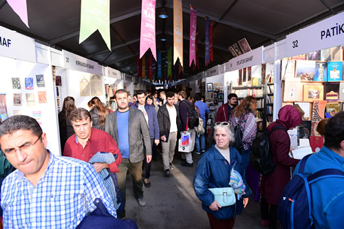 skdar Sahaflar Festivali'ni yaklak 200 bin stanbullu ziyaret etti.