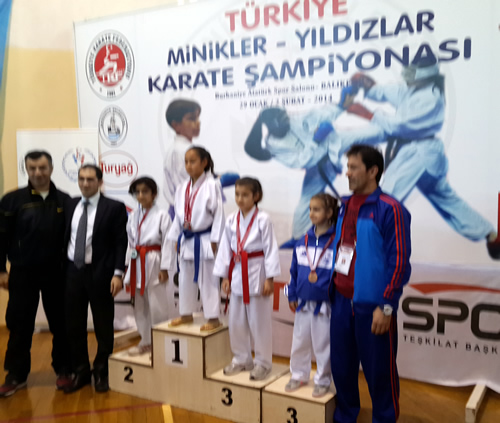 skdar Belediyesi'nin Toplumda Sporu Tabana Yayma ve Gelitirme Projesi kapsamnda 2013 ylnda spora balayan ura Nur Kaplan, Karate ampiyonas'nda Trkiye derecesi yapt