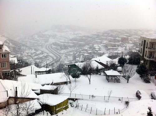 skdar'da, belediye tarafndan yrtlen kar ve buzlanmayla mcadele almalar aralksz sryor.