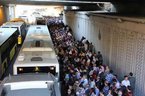 Trkiye'nin en kalabalk ehri stanbul'un toplu tama aralar, gnde ortalama 2.5 milyon yolcu tayor.