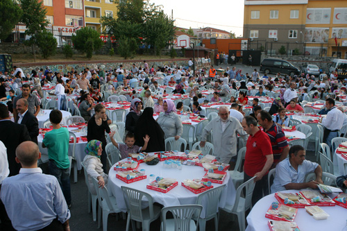 mraniye Belediyesi, kurduu iftar sofrasnda Cemil Meri, Ihlamurkuyu, Tepest ve Fatih Sultan Mehmet mahallelerinde ikamet eden iki bini akn vatanda arlad.