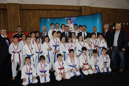 Üsküdar Belediyesi tarafından düzenlenen ve 21-27 Nisan tarihleri arasında gerçekleştirilecek ''Üsküdar Spor Oyunları'' başladı.