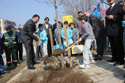 skdar Belediyesi Park ve Baheler Mdrl tarafndan ''Bir fidan dikilir, bir insan yetiir, skdar deiir'' projesi kapsamnda 28 Mart Pazartesi gn ok sayda renci tarafndan fidan dikimi gerekletirildi.