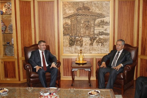 Başbakan Yardımcı Bülent Arınç, Üsküdar Belediye Başkanı Hilmi Türkmen'i makamında ziyaret ederek ''Hayırlı olsun'' dedi