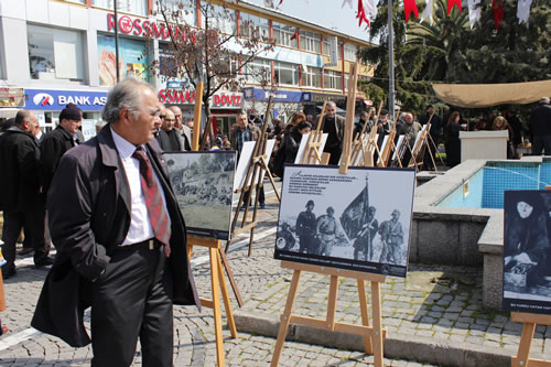 18 Mart anakkale Zaferi'nin 98. yl dnmnde ehitlerimizi ansna skdar Belediyesi nnde ak hava fotoraf sergisi dzenlendi.