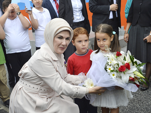 Emine Erdoan, Zeynep Kamil lkokulu'nu ziyaret etti