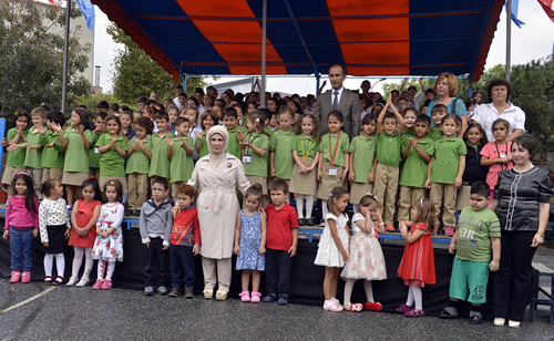 Emine Erdoan, Zeynep Kamil lkokulu'nu ziyaret etti