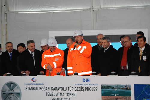 Başbakan Recep Tayyip Erdoğan, Haydarpaşa Limanı'nda gerçekleştirilen İstanbul Boğazı Karayolu Tüp Geçiş Projesi'nin temelini attı.
