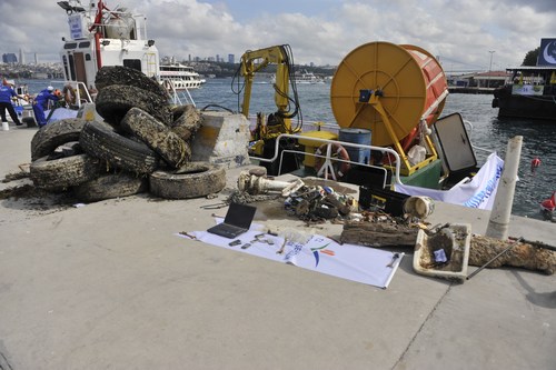 ''Denizimiz Temiz'' kampanyas dahilinde skdar sahilinde denizde p toplama ve temizlik kampanyas balatld