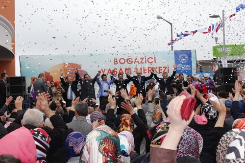 Kirazlıtepe Boğaziçi Yaşam Merkezi, AK Parti Genel Başkan Yardımcısı Numan Kurtulmuş tarafından hizmete açıldı.