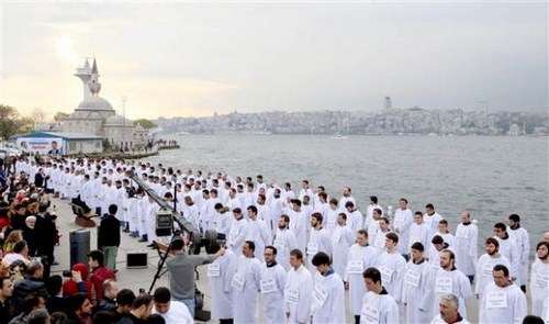 Msr'daki 528 idam karar, skdar'da leden sonra saat 17.28'de protesto edildi.