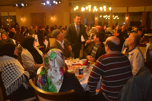 skdar Belediye Bakan Mustafa Kara, skdar'da hac farizasn yerine getiren haclar, verdii yemekte bir araya getirdi.