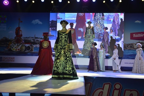 26. Uluslararas Ktibim Kltr ve Sanat Festivali kapsamnda dzenlenen Osmanl Kaftanlar defilesi, gz kamatrd.