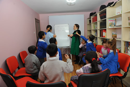 Üsküdar Belediyesi, zorunlu eğitim ve öğretim çağında olup da aileleri tarafından çalıştırıldığından dolayı okula gidemeyen çocuklar için Çocuk Eğitim Merkezi'ni hizmete aldı.