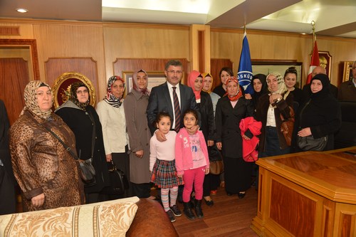 Üsküdar Belediye Başkanı Hilmi Türkmen, kendisini kutlamak için heyetler halinde gelen konuklarını makamında ağırlıyor.