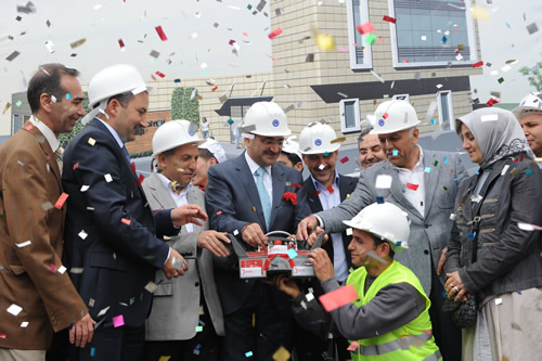 skdar Belediyesi, 2011 ylnda da yeni projelerine tm hzyla devam ediyor. skdar'n tarihi ilelerinden Bulgurlu'da eitim, kltr, sanat ve sosyal faaliyetler ynnden nemli bir eksii giderecek olan Bulgurlu Semt Kona'nn temeli 28 Mays Cumartesi gn atld.