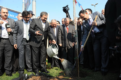 21-26 Mart Orman Haftas nedeniyle Orman Bakanl ve skdar Belediyesi ibirlii ile skdar'da vatandalara 5 bin erguvan datld.