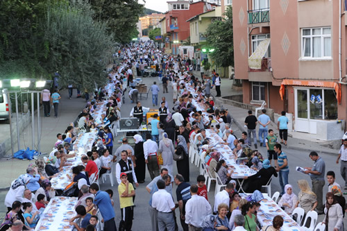 Ramazan süresince her gün 24 bin kişiye iftarlık yemek dağıtacak olan Üsküdar Belediyesi, sokak iftarlarına Ünalan Mahallesi'nde başladı.