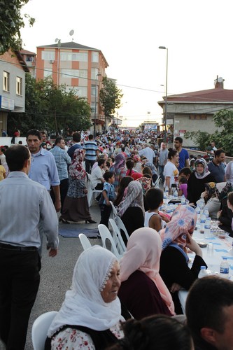 Yavuztrk Mahallesi Sokak ftarnda Ramazan Ay'nn Bereketi Paylald