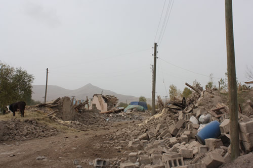 Van'da meydana gelen depremde taş taş üzerinde kalmayan Erciş'in Güveçli köyüne Üsküdar Belediyesi sahip çıktı.