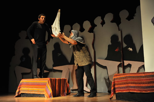 Üsküdar Belediyesi bünyesinde bulunan Üsküdar Gençlik Merkezi madde bağımlılığı konusunda gençleri bilinçlendirmek amacıyla tiyatro oyunları sahneliyor.