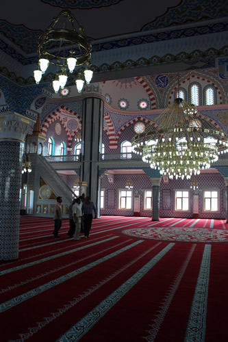 skdar Gzeltepe Birlik Camii Ramazan aynn ilk Teravihi'ne yetitirildi