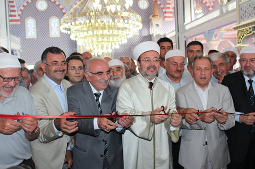 skdar Gzeltepe'de bulunan Birlik Camii Ramazan aynn ilk Teravihi'ne yetitirildi.