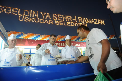 skdar'da Ramazan'n ilk iftar Bakan Mustafa Kara'nn elinden datlan yemeklerle yapld.
