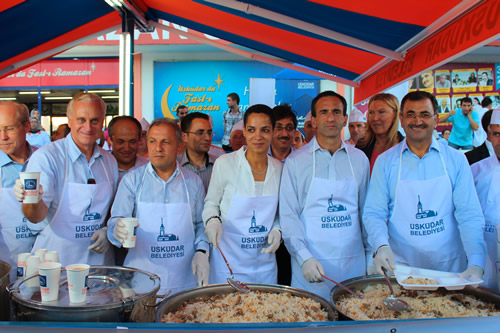 skdar Belediye Bakan Mustafa Kara'nn ev sahipliindeki iftar yemeine konuk olan ABD Dileri Bakan Yardmcs Gordon, Bykeli Ricciardone ve Bakonsolos Kilner iftar ncesi vatandalara etli pilav ve orba datt.