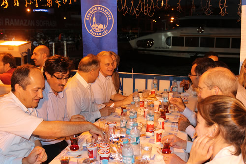 Amerikan Dileri Bakan Yardmcs Philip Gordon skdar'da iftar yemei datt