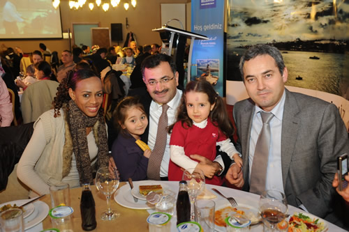 ''Üsküdar'ın En''leri atletizm yarışmasında dereceye giren sporculara ve ailelerine Üsküdar Belediye Başkanı Mustafa Kara bir yemek verdi.