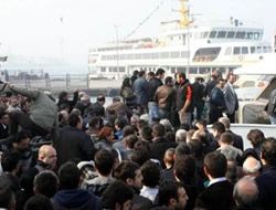 Üsküdar'da vapura binmek için saatlerce bekleyen vatandaşlar, vapurdan önce sefere başlayan teknelere binebilmek için birbirini ezdi.