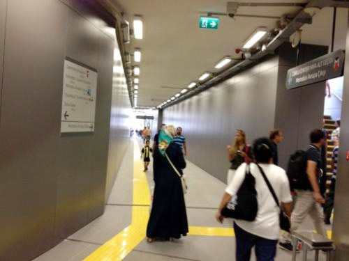 İstanbul Metrosu Gayrettepe İstasyonu ve Zincirlikuyu Metrobüs Durağı arasında yapılan tünelle birbirine bağlandı.
