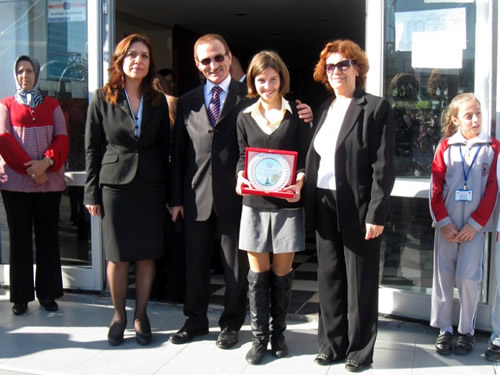 OYP'de baarl olan Zeynep Kamil lkretim Okulu rencisi Ezgi Sarok trenle dllendirildi.