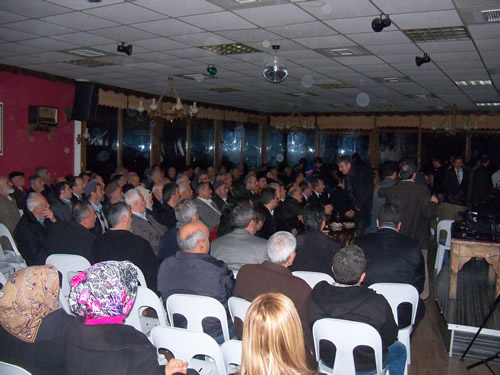Ak Parti Üsküdar İlçe Başkanlığı, ''Mahalle Danışma Meclisleri 2011'' adıyla düzenlediği toplantıların ilkini Kirazlıtepe'de düzenledi.