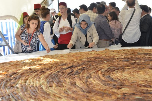 Dünya'nın en uzun Boşnak Böreği Üsküdar'da yapıldı