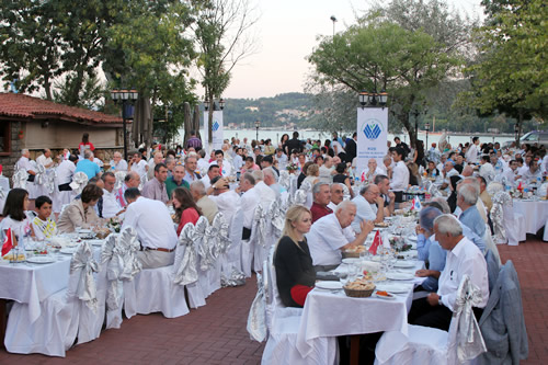 Rize Kltr ve Sosyal Yardmlama Vakf Ramazan'da verdii iftar yemei geleneini bu yl da srdrd.