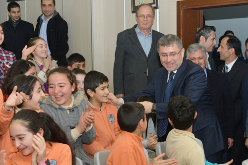 skdar Belediyesi'nin iledeki okullara ynelik destek almalar son srat devam ederken, Bakan Hilmi Trkmen, Site lkretim Okulu'nda yaptrlan mescit, retmenler odas ve engelliler snfnn aln skdar le Kaymakam Mustafa Gler ile birlikte yapt.