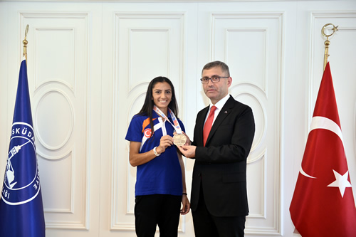  Hilmi Türkmen de Üsküdar Belediyesi Spor Kulübü sporcusu Özlem Kaya'nın başarısı ile gururlandık