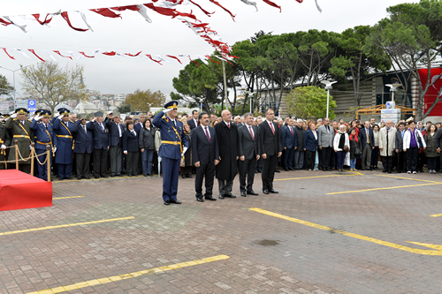 Sayg duruu ve stiklal Mar'nn okunmasnn ardndan balayan tren, skdar Kaymakaml, Garnizon Komutanl, skdar Belediyesi ve siyasi parti tekilatlarnn elenklerini koymasyla sona erdi.