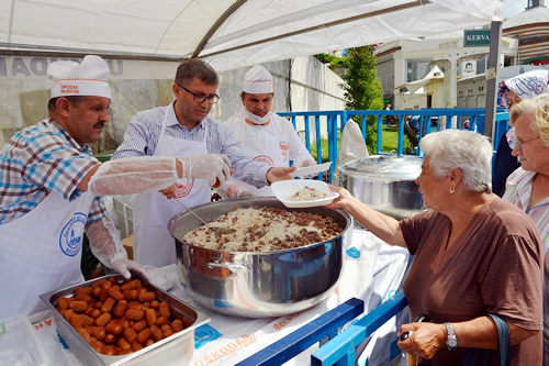 Cuma namaznn ardndan halka pilav datmak iin kazann bana geen Hilmi Trkmen, yemek datt vatandalarla sohbet etmeyi de ihmal etmedi.