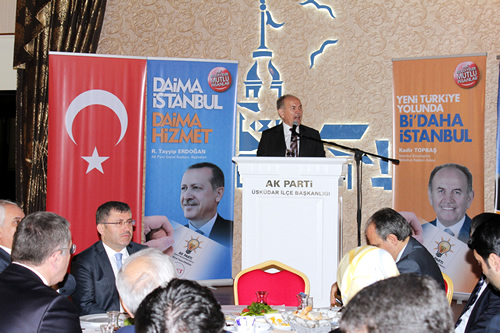 İstanbul Büyükşehir Belediye Başkanı Kadir Topbaş, Üsküdar Nikah Salonu'nda STK temsilcileriyle bir araya geldi son dönemi için oy istedi.