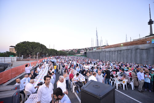 skdar Belediyesi'nin yaklak 15 bin kiiye verdii sokak iftarnn ardndan orucunu aan vatandalar daha sonra amlca Camii'nin avlusuna serilen hasrlarda teravih namazn kld