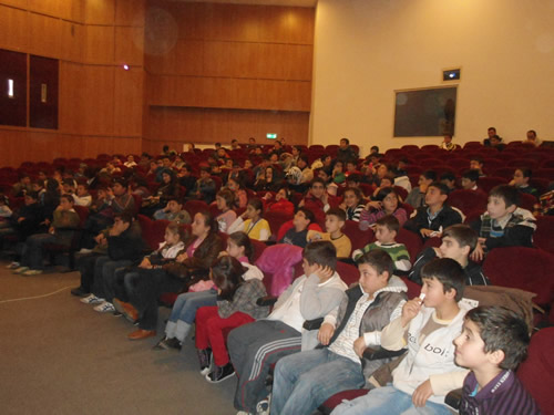 skdar Belediyesi Hayrettin Karaman Bilgi Evi'ndeki 8. Snf rencileri, skdar Genlik Merkezi'ni ziyaret etti.