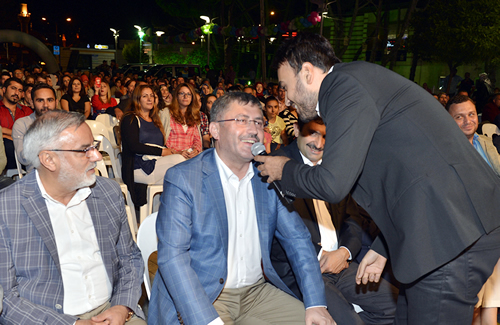 Üsküdar Belediye Başkanı Hilmi Türkmen, ''Ağasarın Balını'' türküsüne eşlik etti