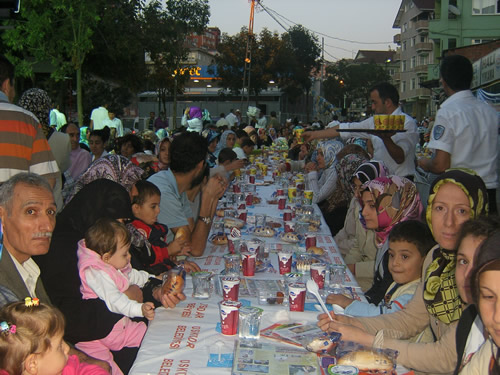 engelky Mahallesi sokak iftar