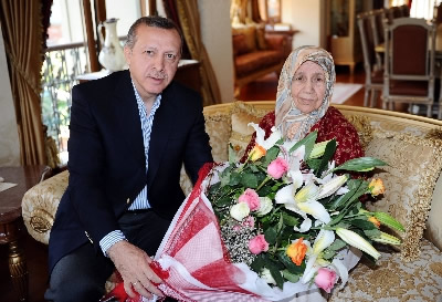 Babakan Recep Tayyip Erdoan, annesi Tenzile Erdoan' stanbul, skdar'daki evinde ziyaret ederek, Anneler Gn'n kutlad.